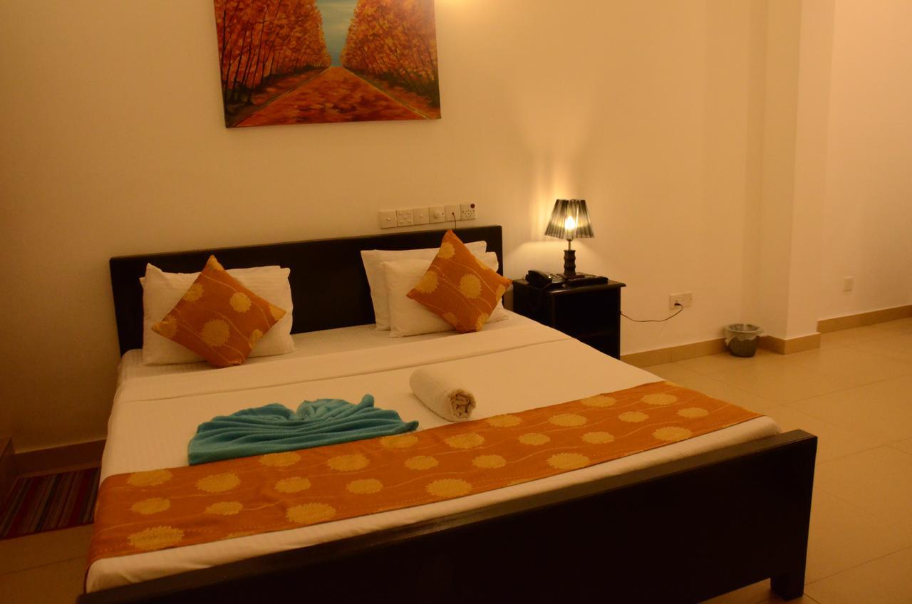 Beverly Hills Hotel Dehiwala-Mount Lavinia Esterno foto