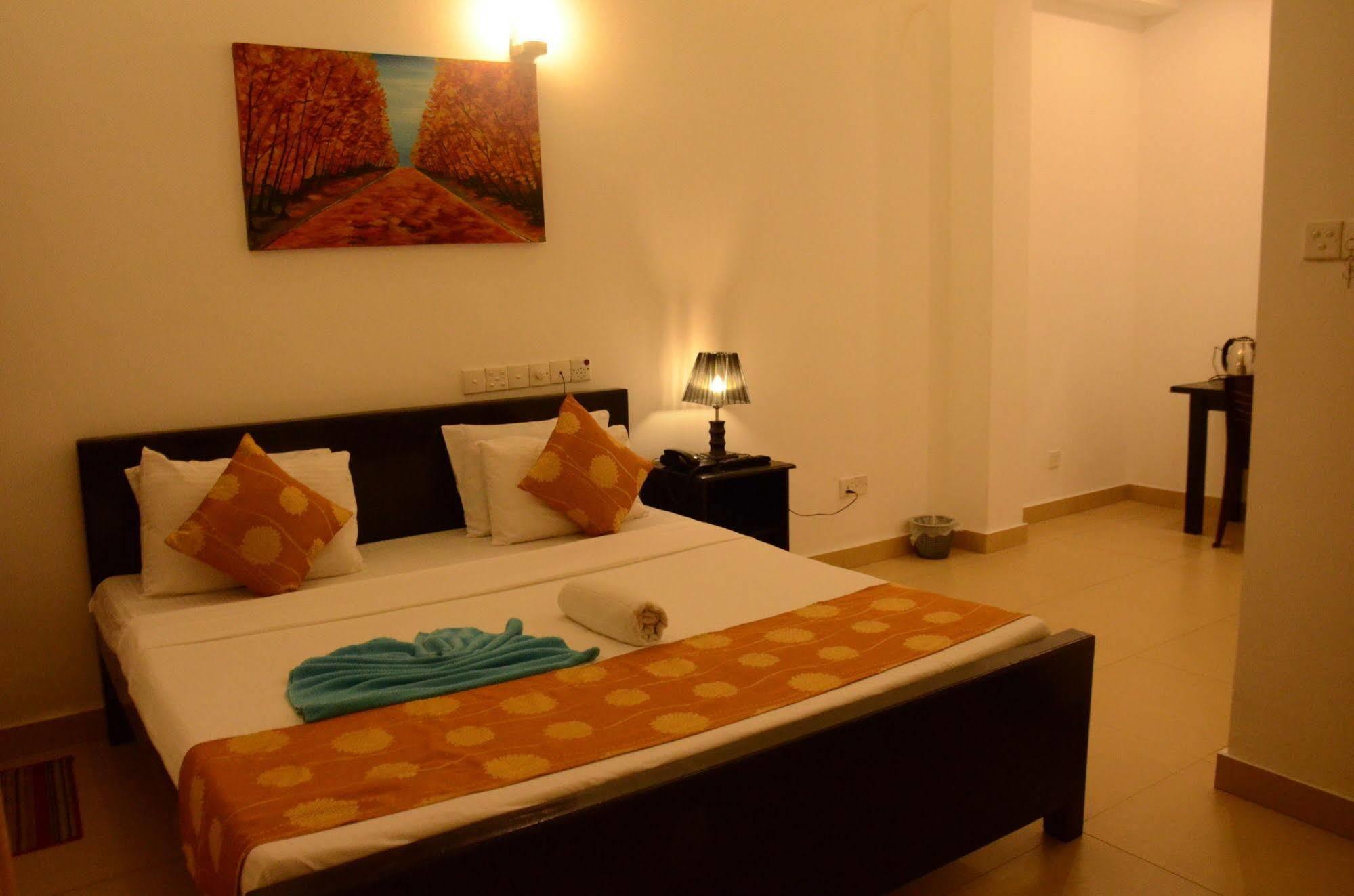 Beverly Hills Hotel Dehiwala-Mount Lavinia Esterno foto