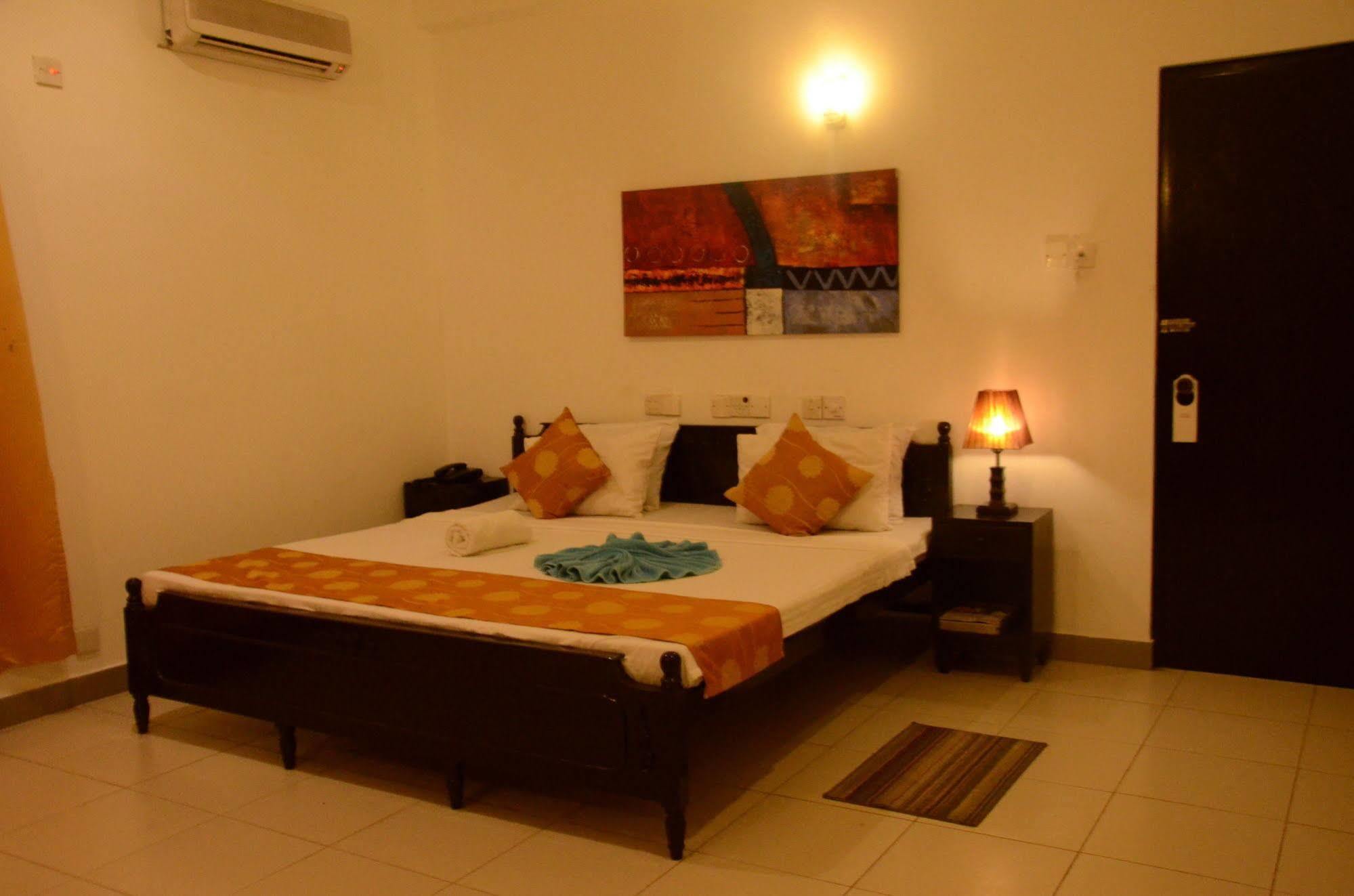 Beverly Hills Hotel Dehiwala-Mount Lavinia Esterno foto