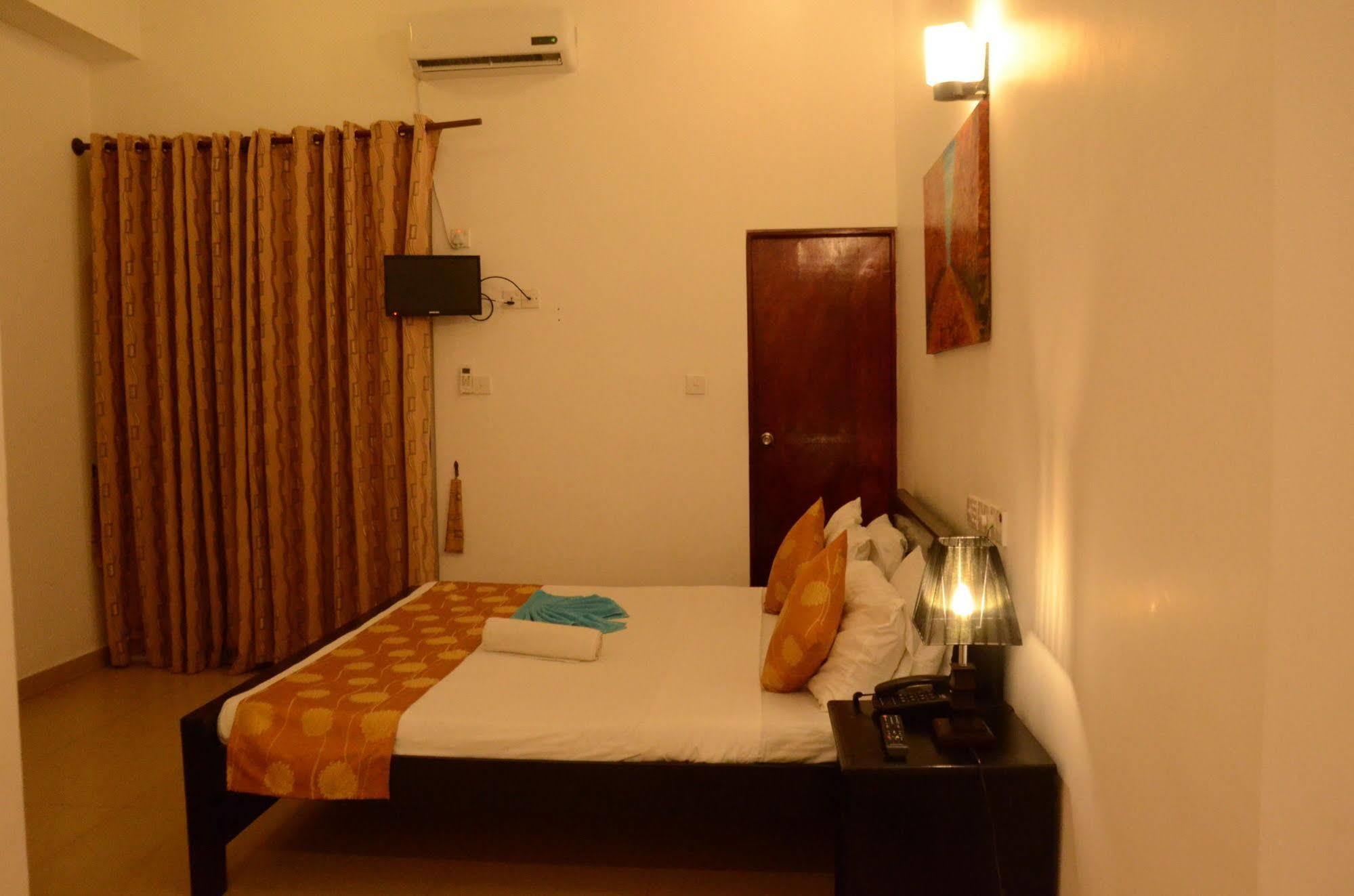 Beverly Hills Hotel Dehiwala-Mount Lavinia Esterno foto