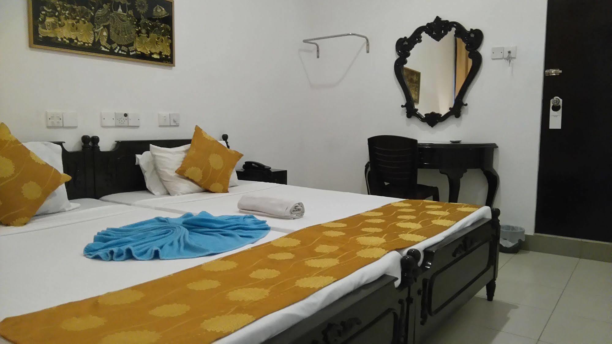 Beverly Hills Hotel Dehiwala-Mount Lavinia Esterno foto